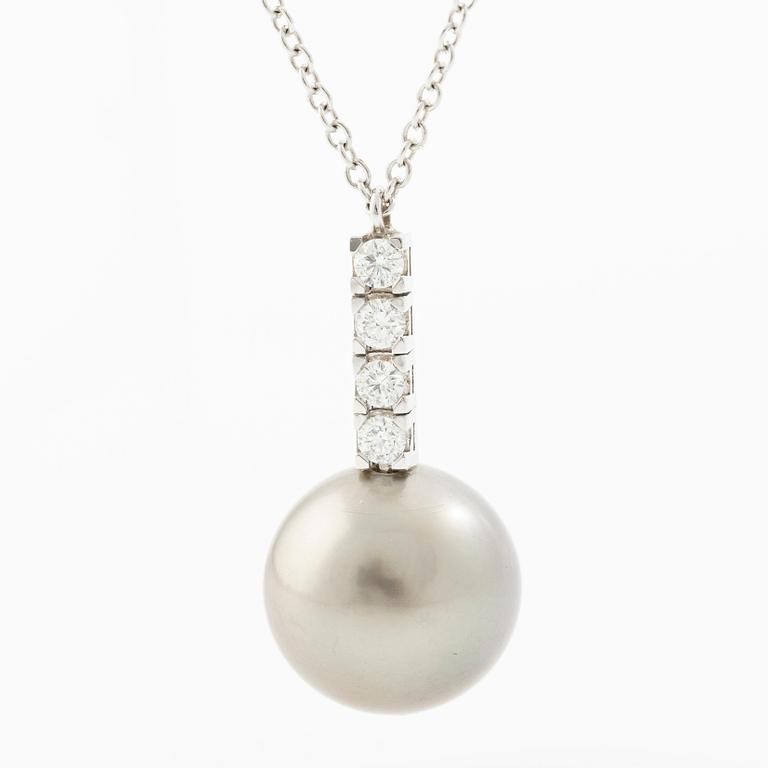 Necklace 18K white gold with cultured Tahitian pearl and brilliant-cut diamonds.