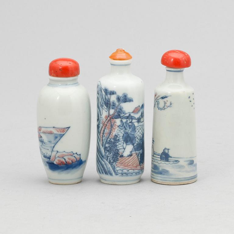 SNUSFLASKOR, tre stycken, porslin. Kina, 18/1900-tal.
