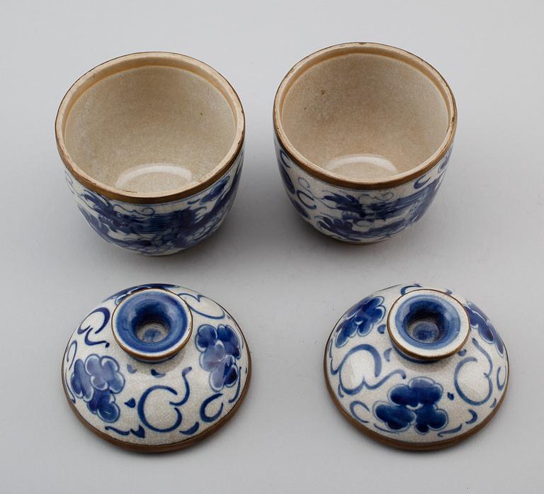 LOCKDOSOR, 1 par, porslin, Kina omkring 1900 (Shunzhi märke 1644-1661).