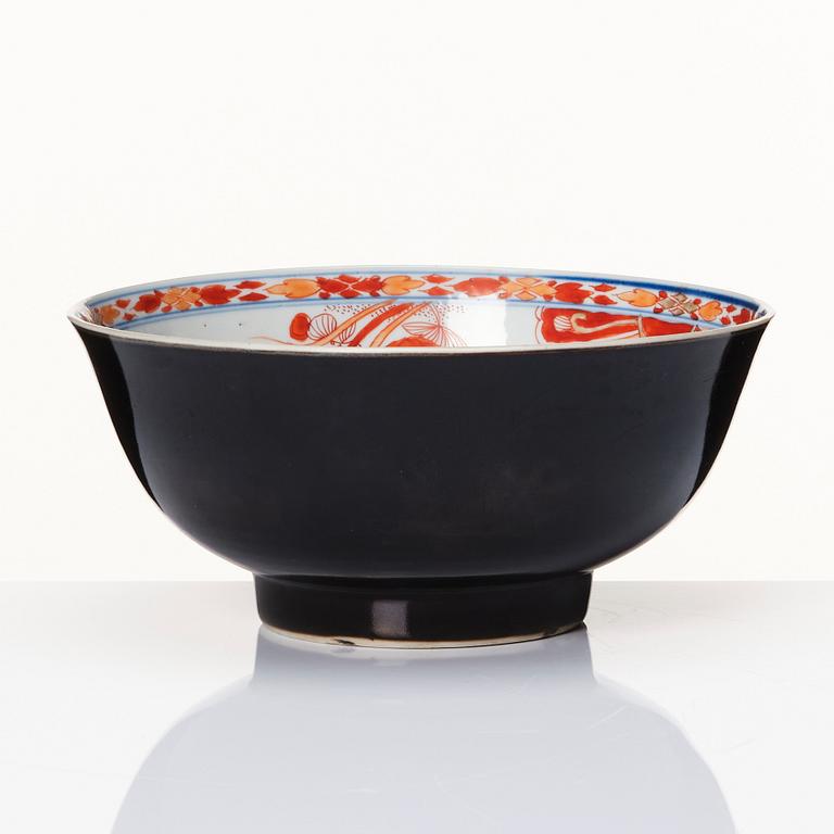 A black and iron red decorated bowl, Qing dynasty, early 18th Century.