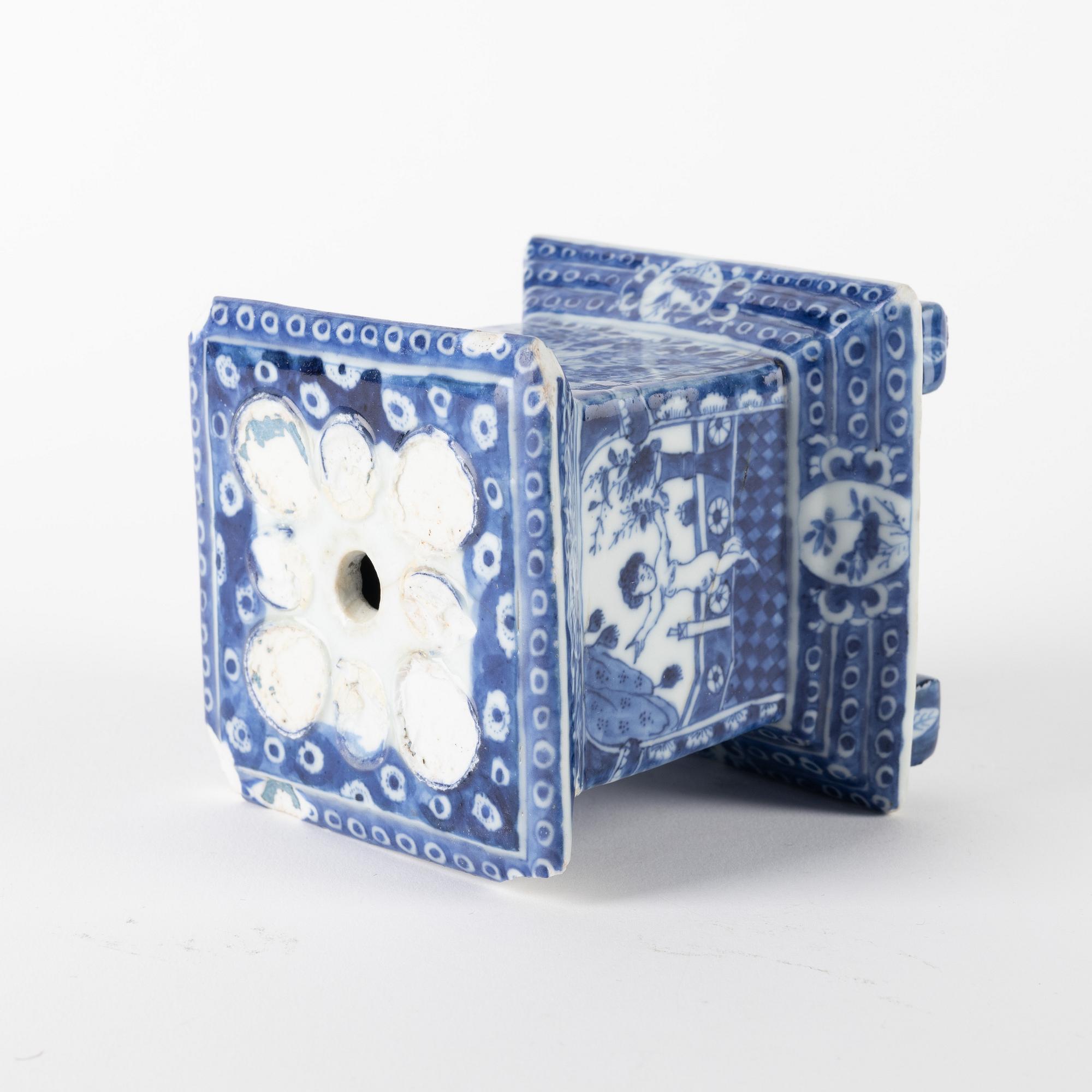 A blue and white fragment/base of a tulip vase, Qing dynasty, Qianlong (1736-95).