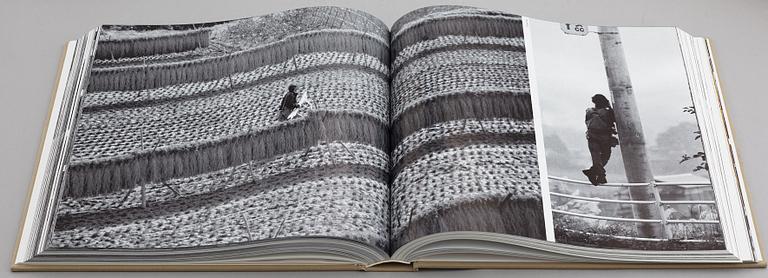 CHRISTO & JEANNE-CLAUDE, 2 volume book project with fabric application. Published in 1998.