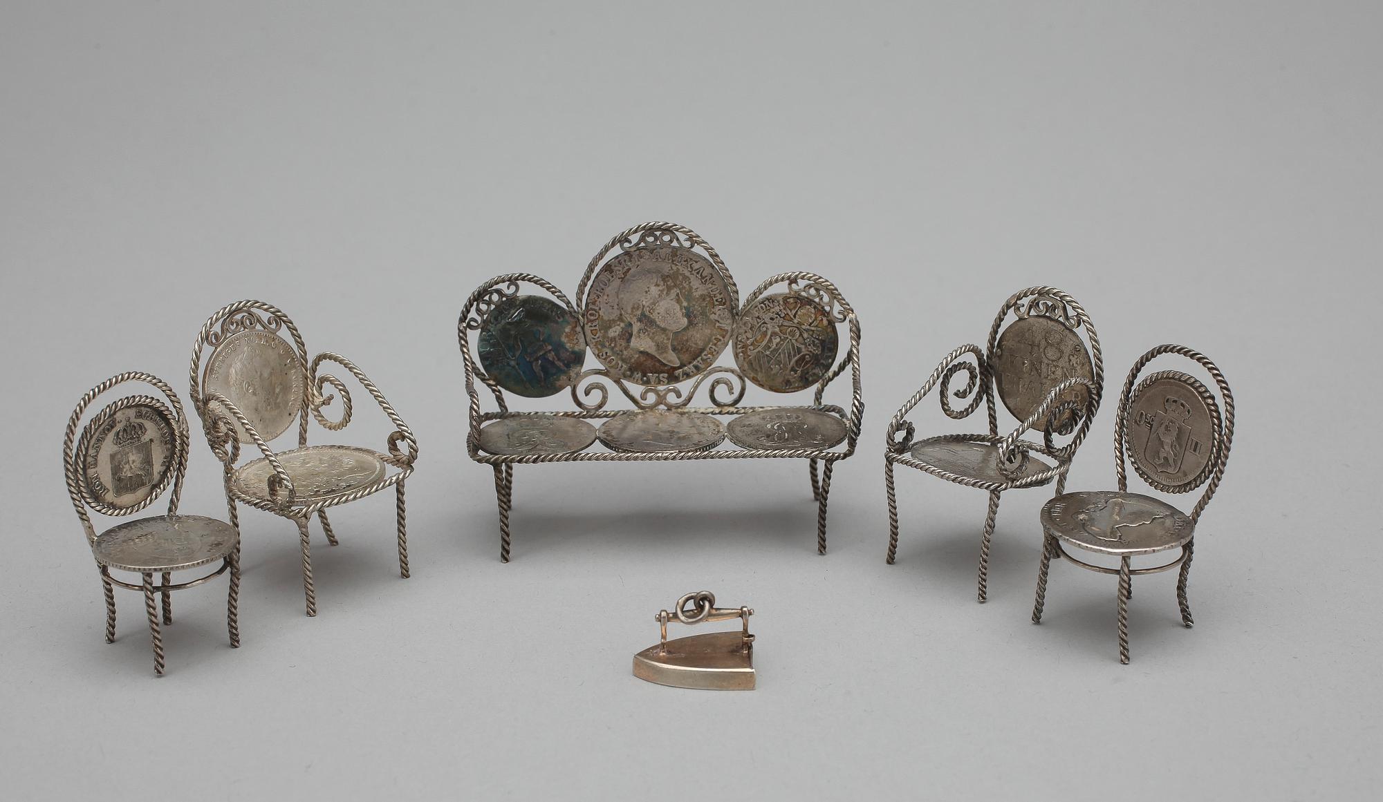 MINIATYRMÖBLER och STRYKJÄRN, 10 delar, silver, sekelskiftet 1900. Totalvikt 100 gr.