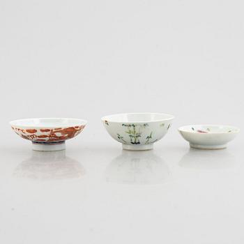 Two Chinese family rose porcelain bowls, Qing dynasty, 19th century.