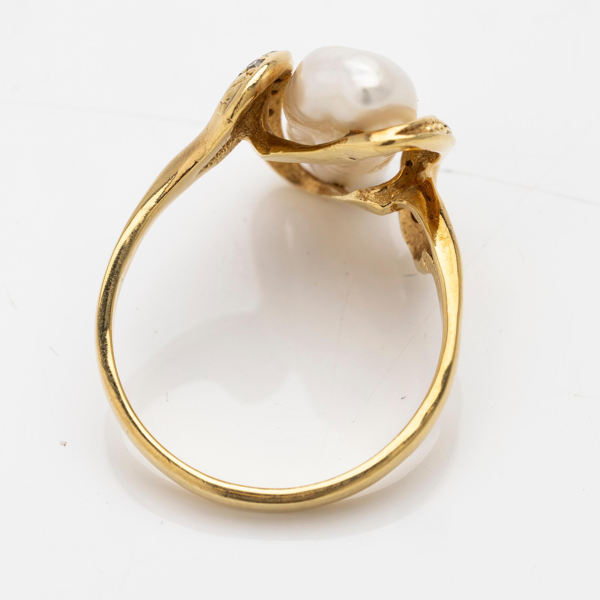 18K gold ring with pearl and diamonds.