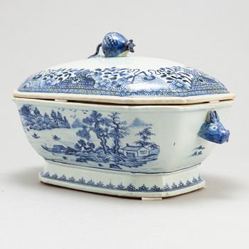 A blue and white tureen with cover, Qing dynasty, Qianlong (1736-95).