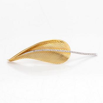 Rintaneula, lehti, 18K kultaa ja timantteja n. 0.33 ct yhteensä. Italia.