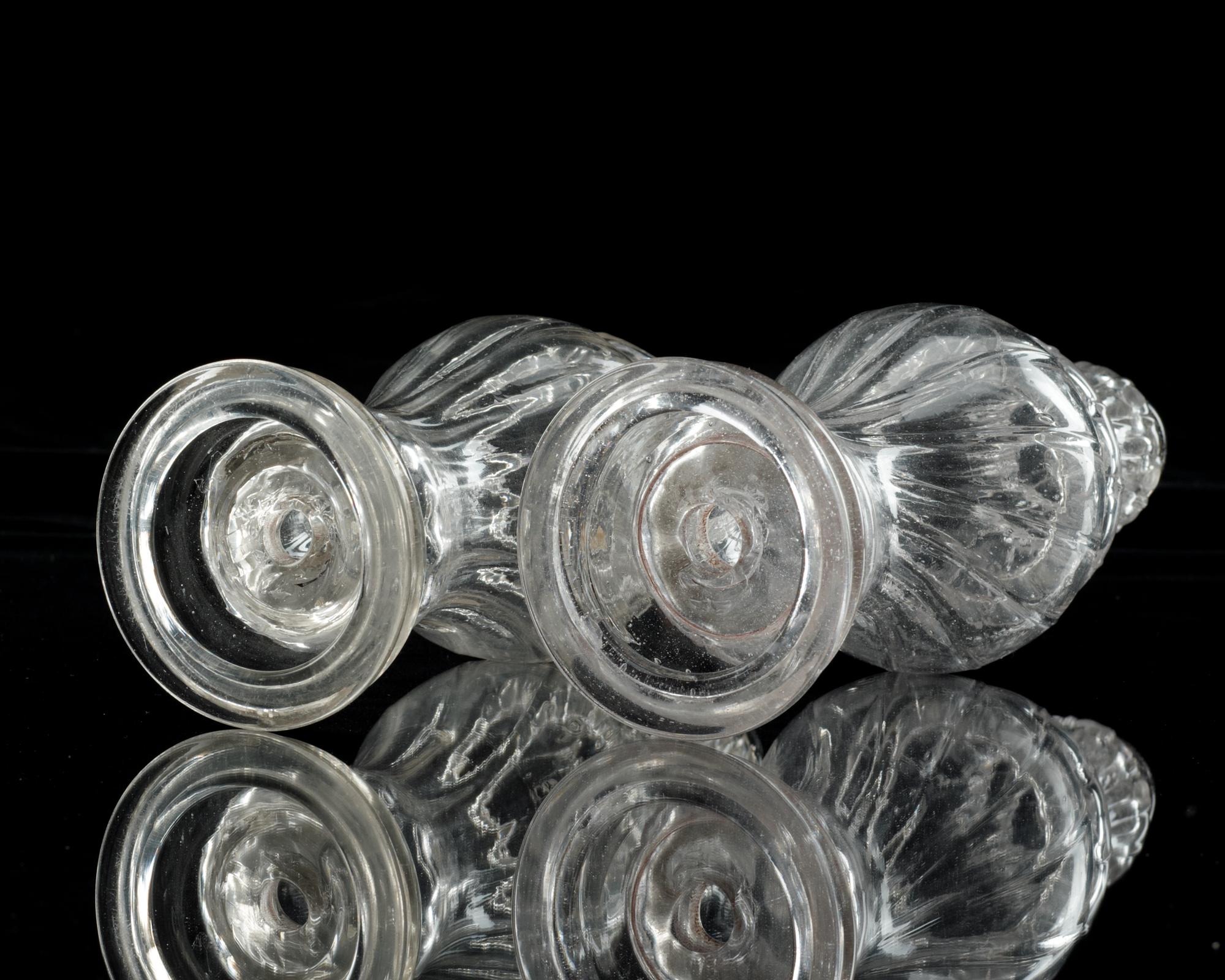 SOCKERRUSKOR, två stycken, glas. Sverige, 1700-tal. Sannolikt Kosta eller Limmared.
