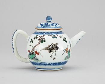 A polychrome teapot, Qing dynastin. Qianlong (1736-95).