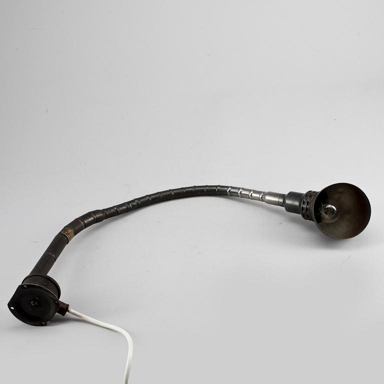 BORDSLAMPA, Industrilampa Brottby Mek Verkstads AB Mölndal, 1900-talets första hälft.