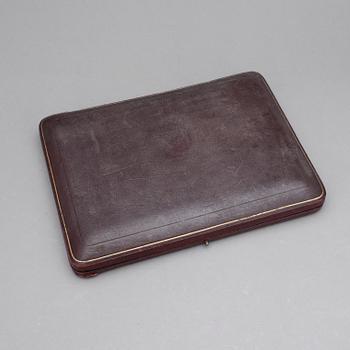 TESKEDAR SAMT SOCKERTÅNG OCH KNIV I SCHATULL, silver, London 1902-03. Tot ca 393 gram.