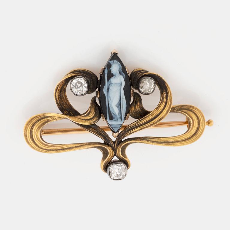 A Fedor Lorie brooch in gold and silver with a hardstone cameo and old-cut diamonds.