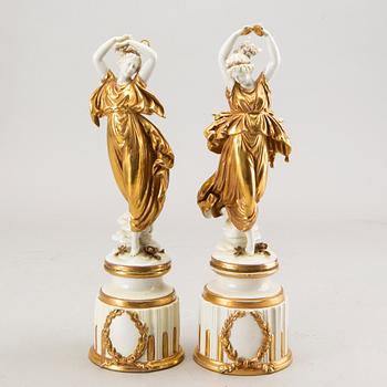A set of two porcelain figurines beginning of 20th century.