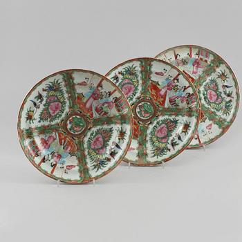 TALLRIKAR, 3 st, porslin, Kanton, Kina, omkring sekelskiftet 1900.