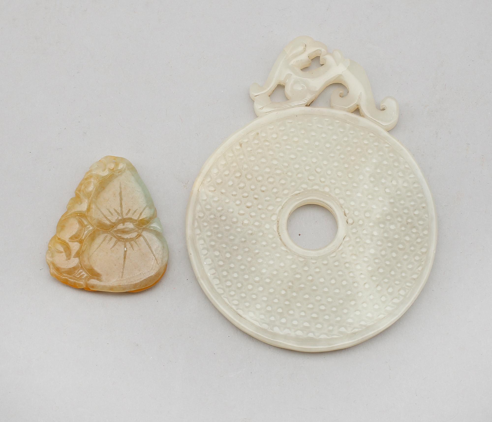 BIDISK SAMT HÄNGE, 2 st, nefrit, Kina, 1900-/2000-tal.