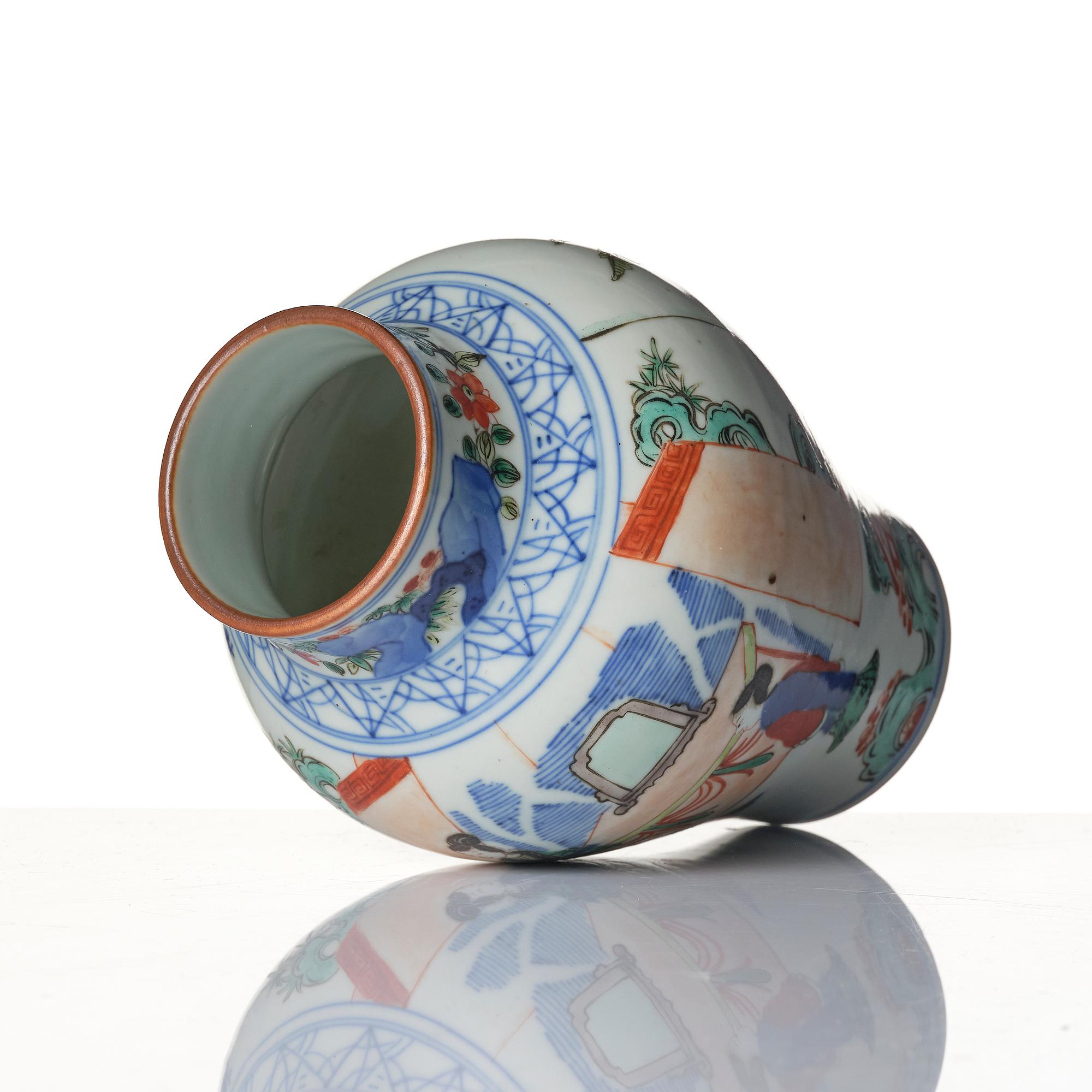 A wucai Transitional style vase, Qing dynasty, 19th century.