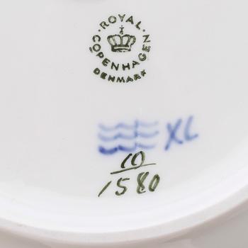 SKÅL samt FAT, porslin, "Blå blomst", Royal Copenhagen.