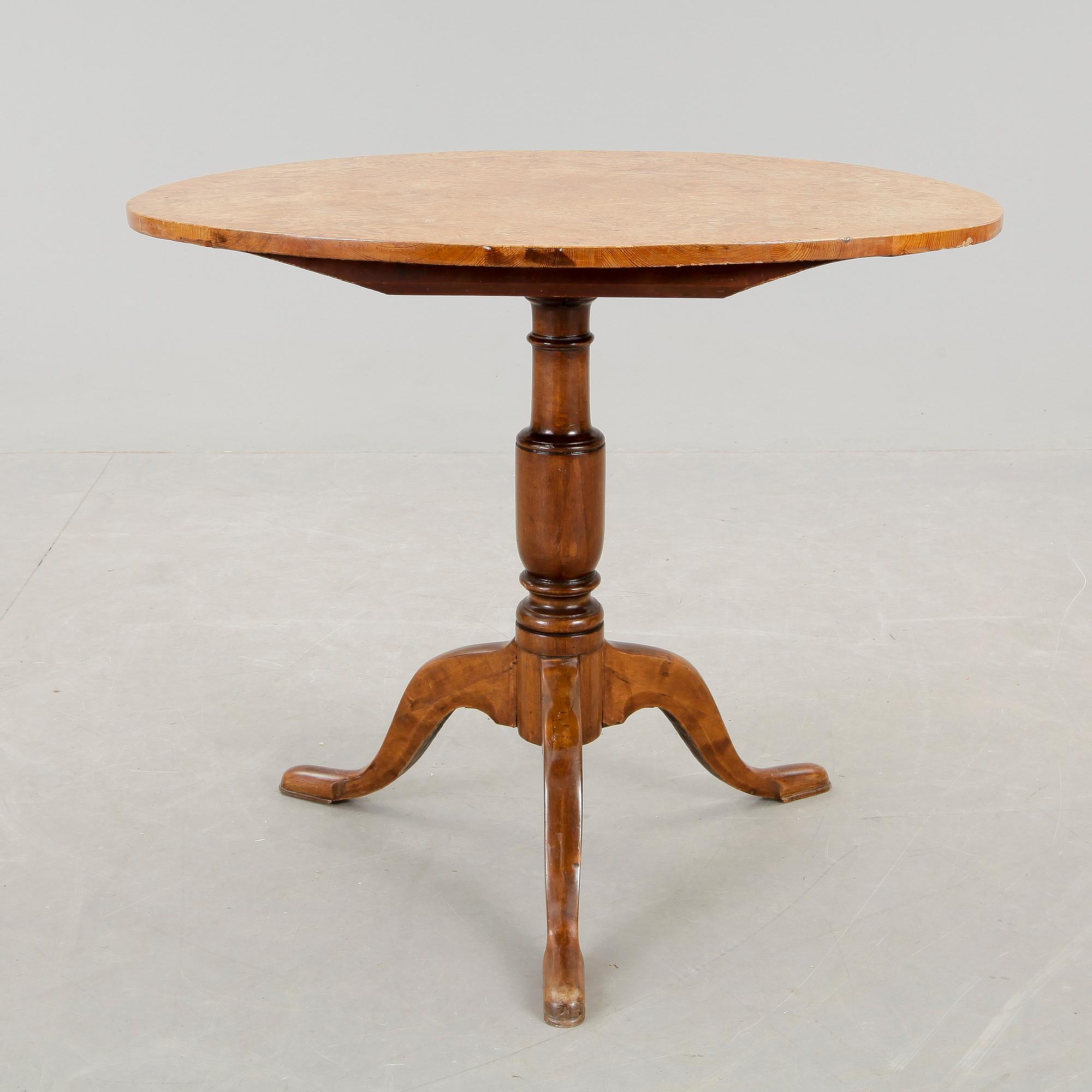 BORD, alrotsfanér, 1800-talets första hälft.