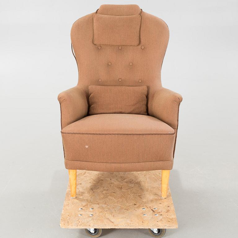 A "Farmor" lounge chair.