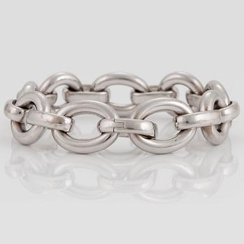 An 18K white gold Chaumet bracelet.