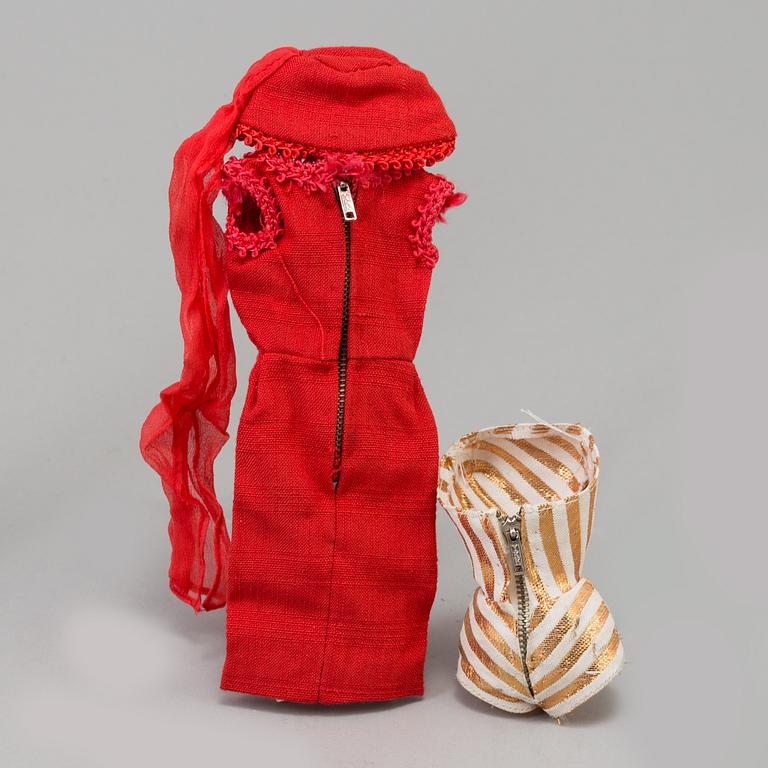 A "Midge" barbie with original box and acessories, Mattel 1962.