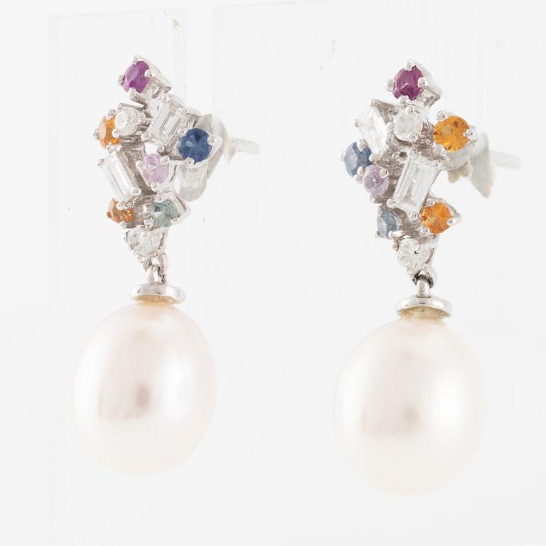 Örhängen, ett par, 18K vitguld med odlade sötvattenspärlor, flerfärgade safirer och diamanter.