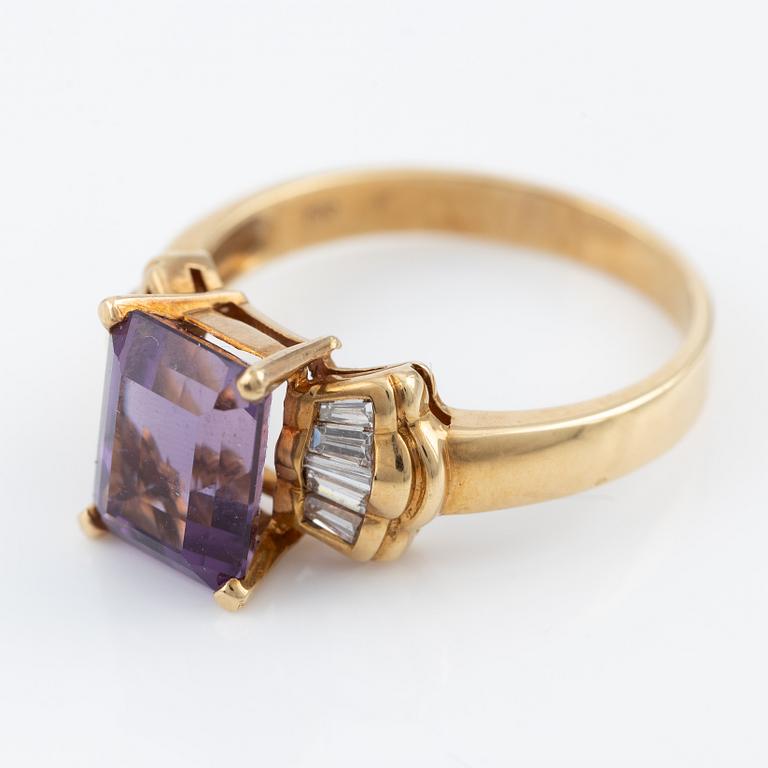 Ring in 18K gold with amethyst and baguette-cut diamonds.