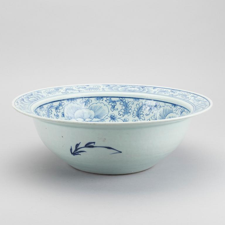 A Chinese porcelain basin 19th century.