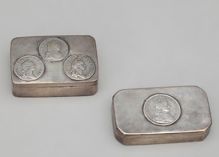 DOSOR, 2 st, silver, bla Gustaf Möllenborg, Stockholm 1823. Tot ca 179 gram.