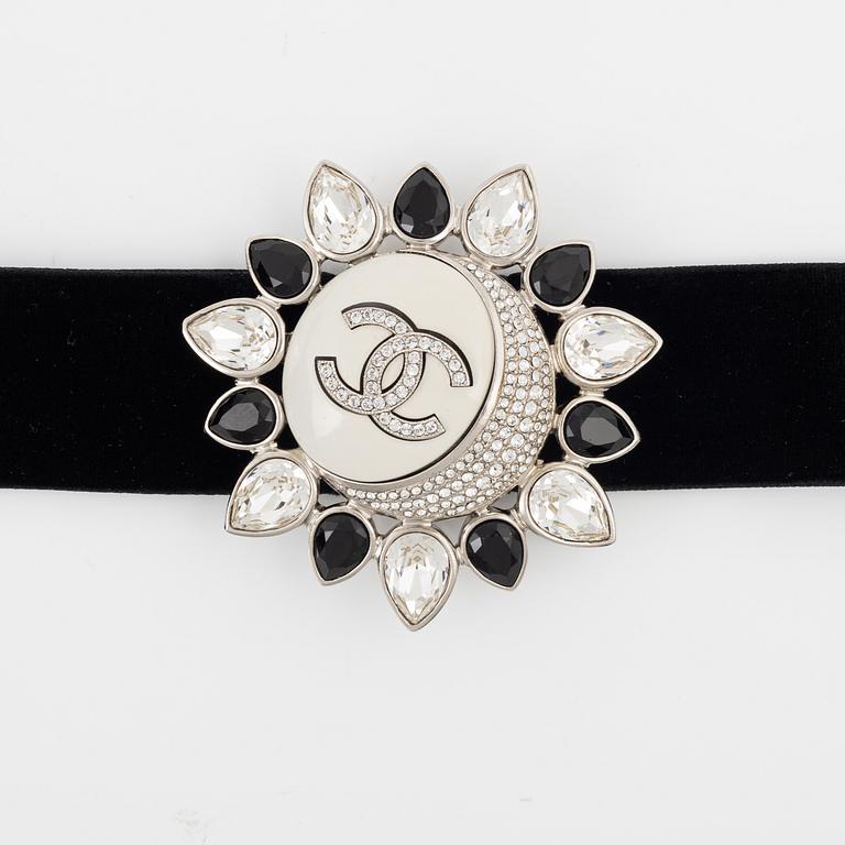 Chanel, A choker necklace, 2022.