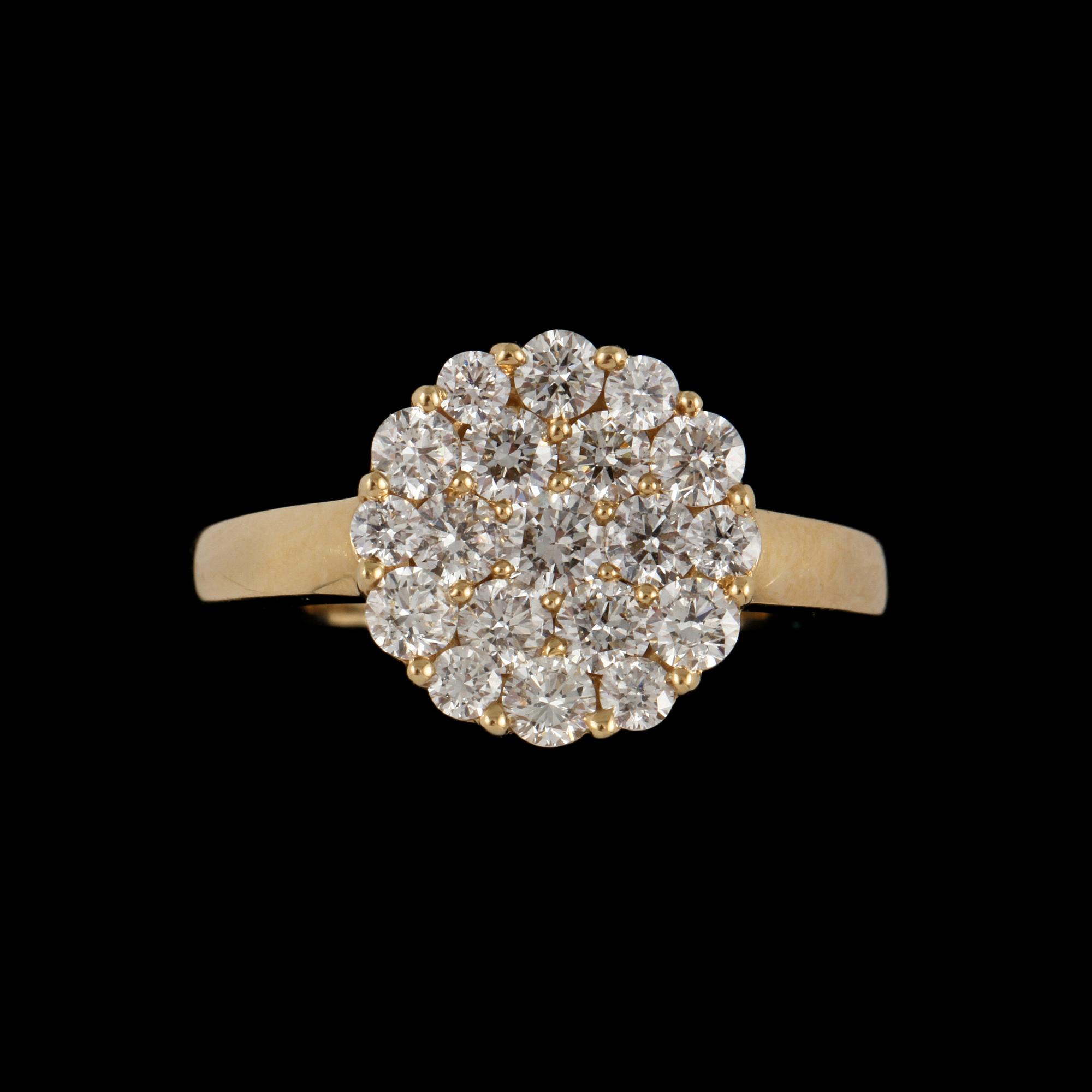 RING, 18k guld med 19 briljantslipade diamanter, totalt 1.17 ct. Vikt 5 g.
