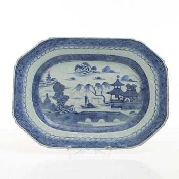 Stekfat, 5 st, kompaniporslin, Qingdynastin, Kina, 1700/1800-tal samt ask med lock och vas, Kina, 1900-tal.