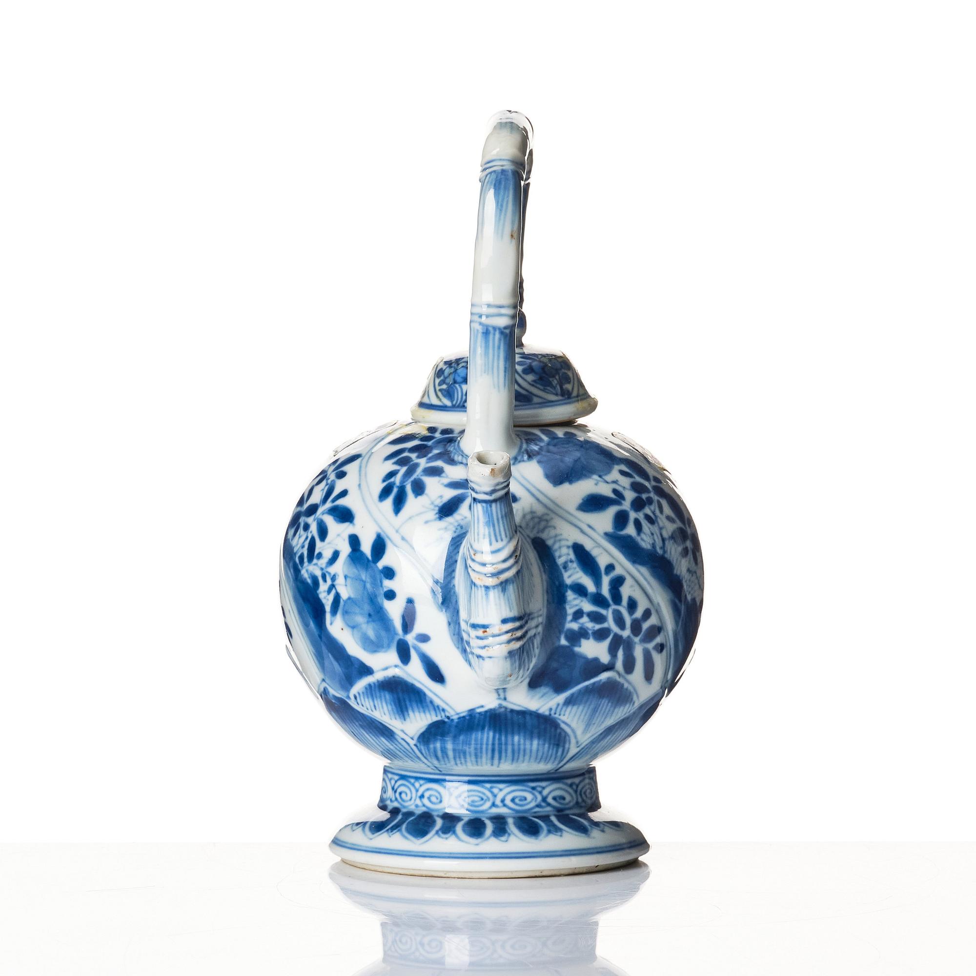 Kanna med lock, porslin. Qingdynastin, Kangxi (1662-1722).