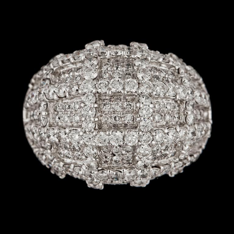 RING, briljantslipade diamanter, tot. 4.39 ct.