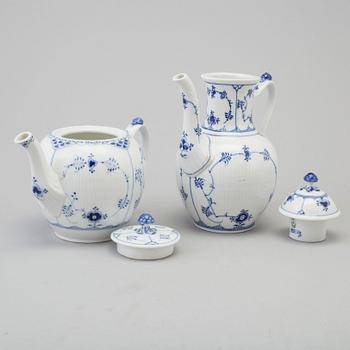 33 pieces of porcelain tableware from Royal Copenhagen, model "Musselmalet", 20th century.