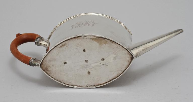 TEKANNA, silver, London, England sekelskiftet 1700/1800. Vikt 440 g.