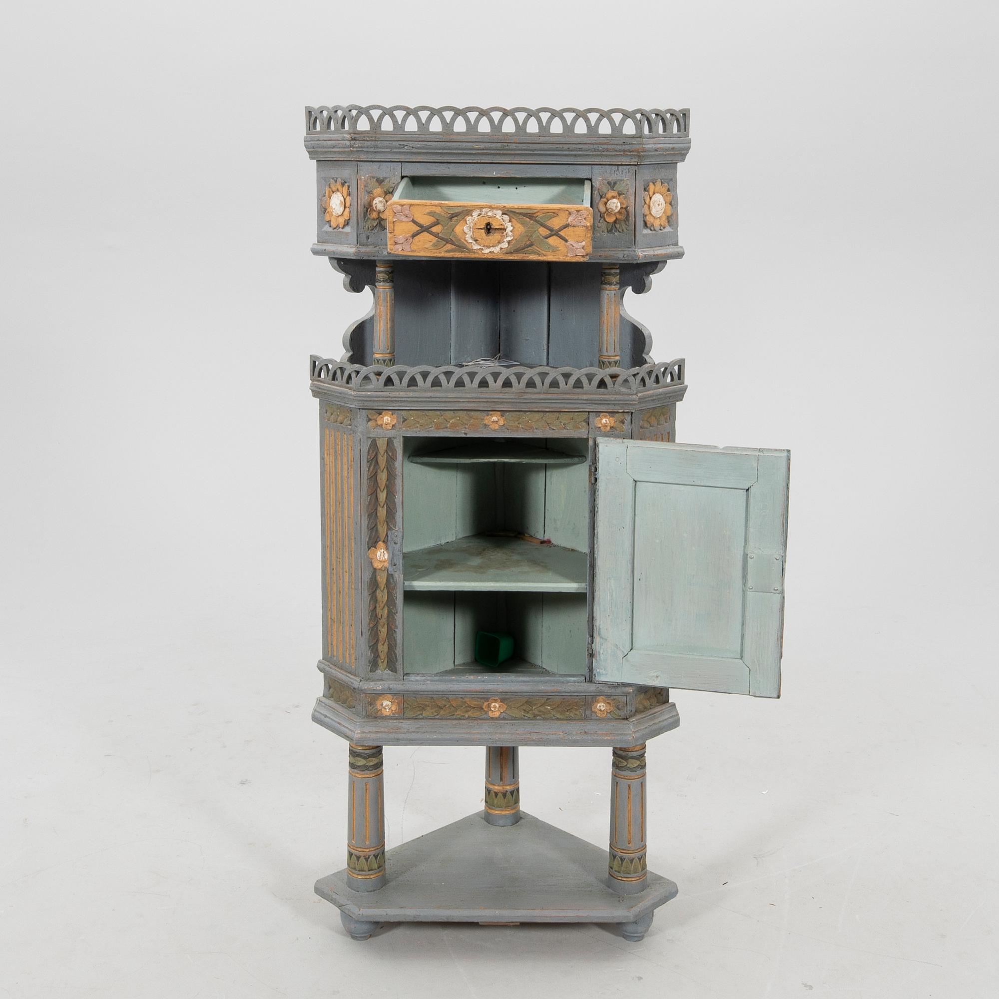 Hörnskåp 1800-talets första hälft.