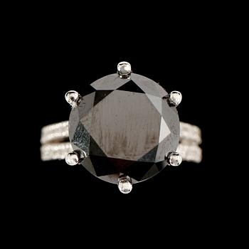 RING, 18 k vitguld, svart briljantslipad diamant 11.74 ct, samt 36 mindre briljanter tot ca 0.32ct.