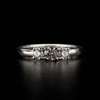RING, vitguld 18K, briljantslipade diamanter 0,25 ct, 2 x 0,14 ct, tot. 0,53 ct. Vikt 3,9 g. Intyg.