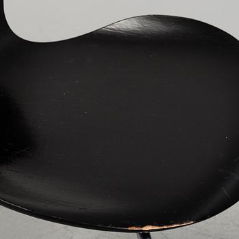 ARNE JACOBSEN, karmstol och stol, "Sjuan", Fritz Hansen, 1965-7.