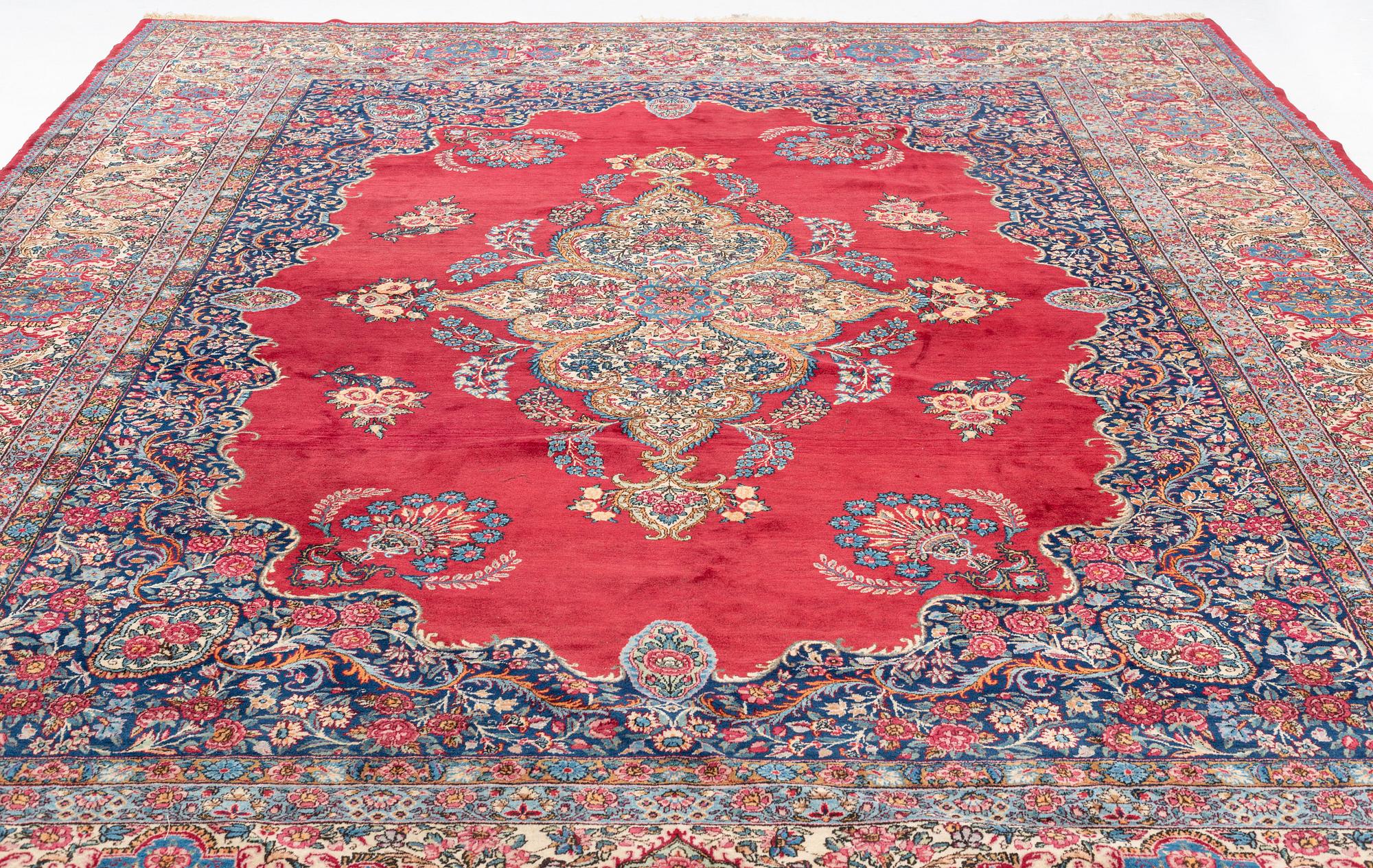 A semi-antique Kerman carpet, ca 431 x 312,5 cm.