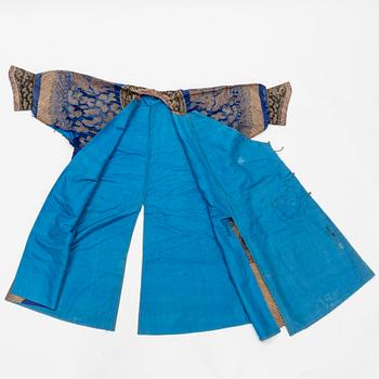 A chinese emboidered silk robe, early 20th Century.