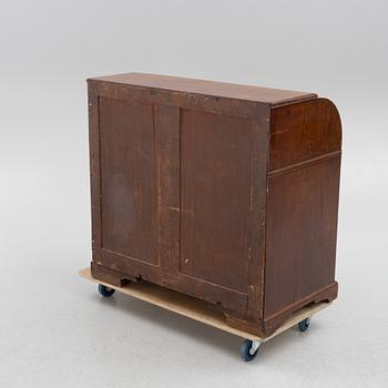 A chest of drawers, 19th Century.