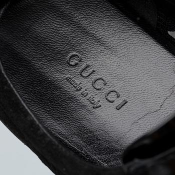 SKOR, Gucci.
