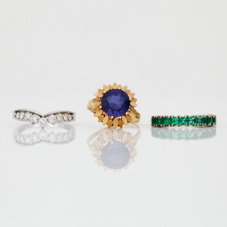 RINGAR, 3 st, guld 18K, diamanter, syntetisk safir, smaragder, bla Heribert Engelbert, Stockholm 1983. Tot ca 12 gram.