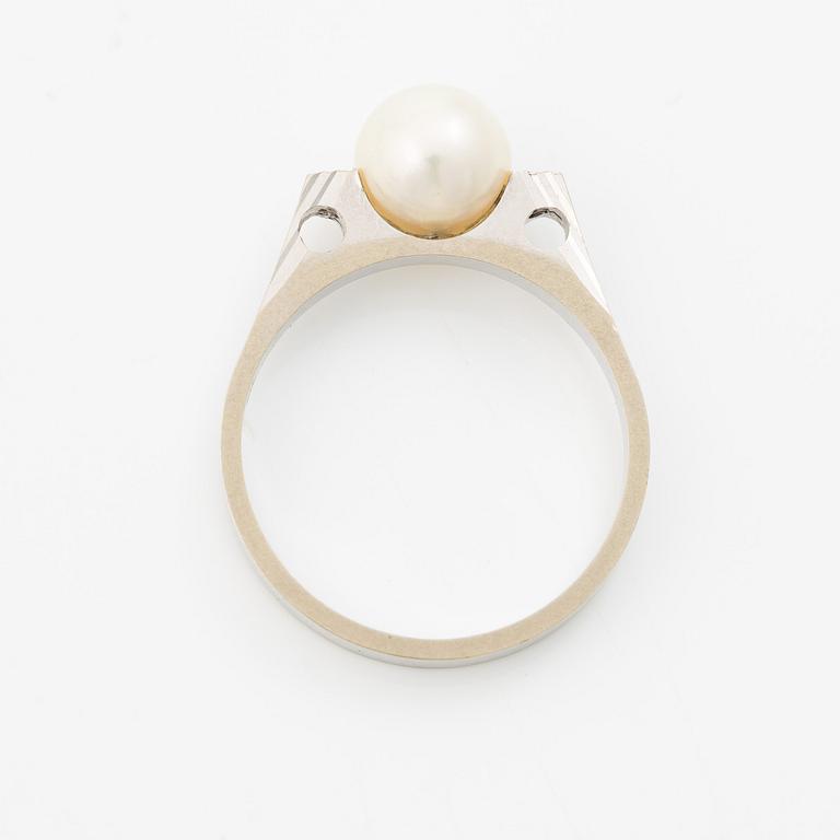 Ring 18K vitguld med odlad pärla och åttkantslipade diamanter.