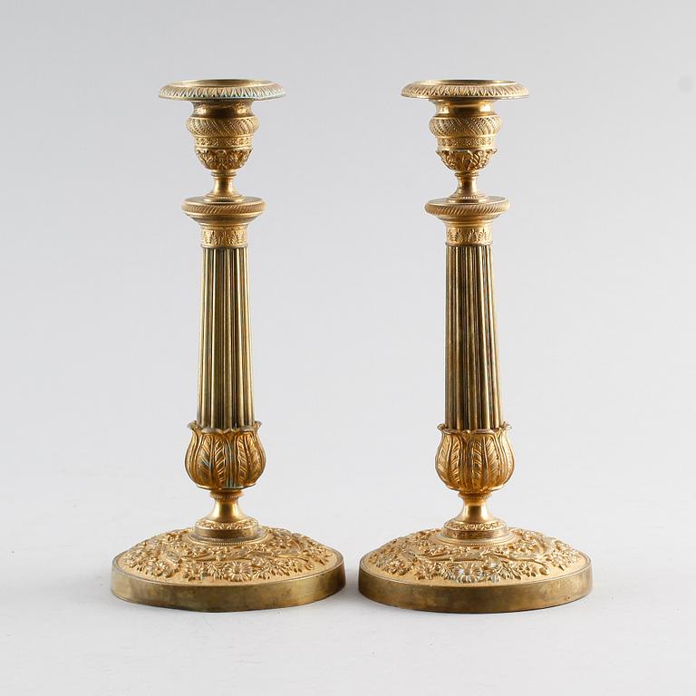 LJUSSTAKAR, 1 par, förgylld brons, senempire, 1800-talets första hälft.