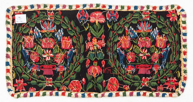 A carrige cushion 'Blomsterurna och fåglar i krans', tapestry weave, Scania, c 98 x 50 cm, around the year 1800.