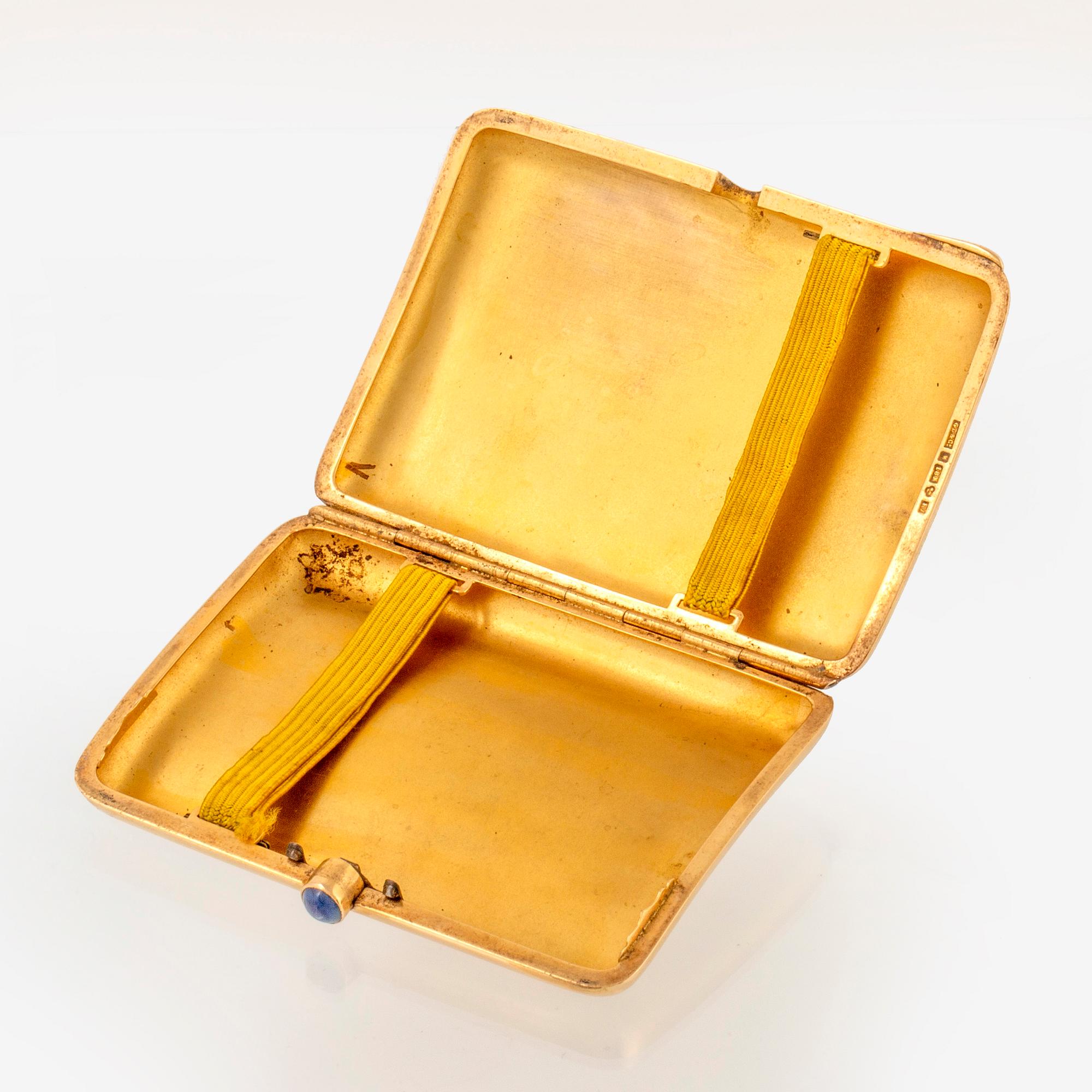 A 18 carat gold cigarette case from G Dahlgren & Co, Malmö 1912.