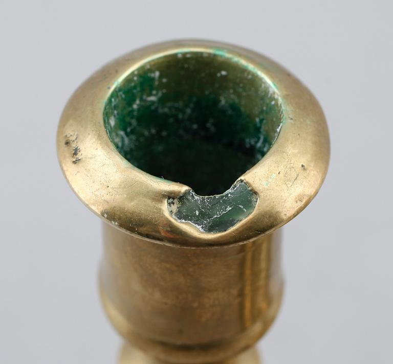 LJUSSTAKAR, 1 par, mässing, barock, 1700-tal, möjligen Naestved, Danmark.